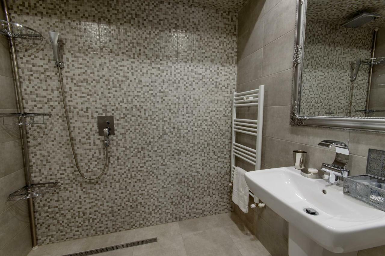 Williams House Hotell Hunedoara Exteriör bild